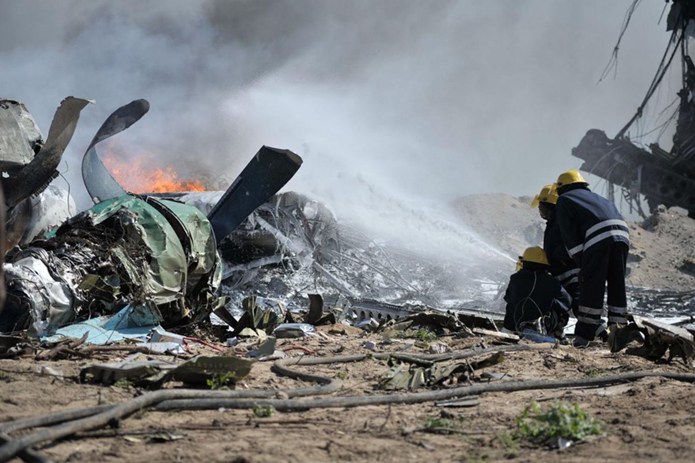 Cezayir'de askeri eğitim uçağı düştü iki pilot hayatını kaybetti